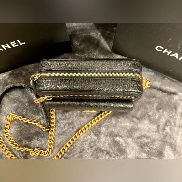 CHANEL Chain Caviar Shoulder Bag with CC Coco matelasse logo - Picture 3 of 11